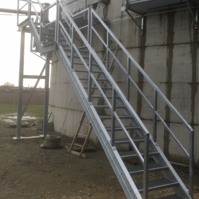 Treppe fuer Biogasanlage verzinkt.JPG